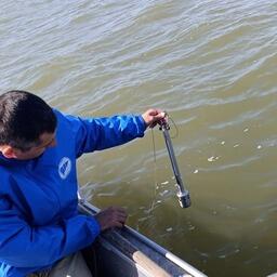 Взятие пробы воды. Фото пресс-службы ВНИРО