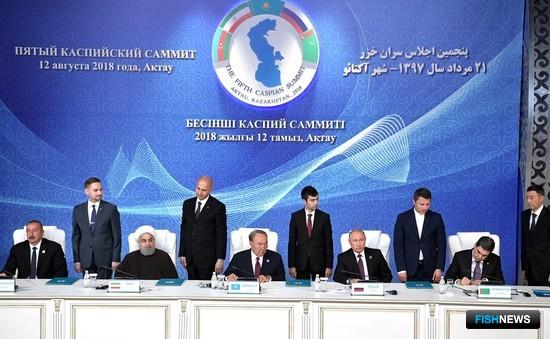 На Пятом каспийском саммите в Казахстане главы пяти государств приняли Конвенцию о правовом статусе Каспийского моря. Фото пресс-службы президента РФ