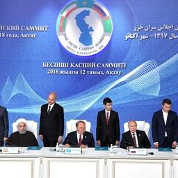 На Пятом каспийском саммите в Казахстане главы пяти государств приняли Конвенцию о правовом статусе Каспийского моря. Фото пресс-службы президента РФ