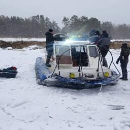 Спасатели выручили рыбаков, оторвавшихся на льдине на Новосибирском водохранилище. Фото пресс-службы областного управления МЧС