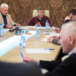 Глава Сахалинской области Олег Кожемяко провел встречу с руководителями рыбопромышленных предприятий, относящихся к категории малого и среднего бизнеса. Фото пресс-службы правительства региона