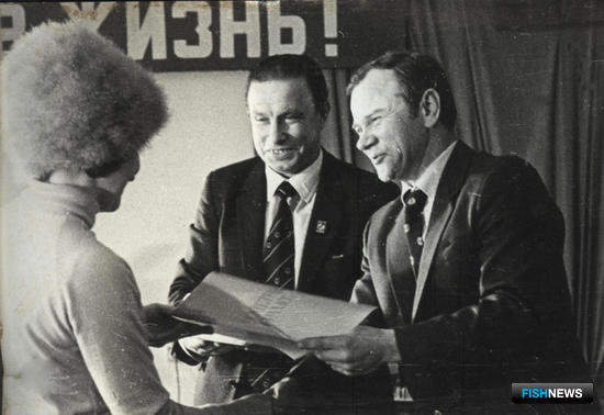 Награды передовикам производства вручает директор «Дальтехрыбпрома» Геннадий ЧИСТЯКОВ (справа)
