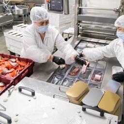 «Три кита» производит из красной рыбы соленую, копченую, вяленую продукцию в широком ассортименте — куском, нарезкой, пластами