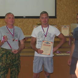 Руководитель команды ТИНРО-Центра Павел КОЛЧУГИН (слева) принимает «бронзу» за третье место в мини-футболе