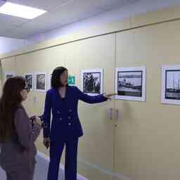 Ученый секретарь ТИНРО Мария ЧАЛИЕНКО проводит экскурсию корреспонденту Fishnews. Фото пресс-службы филиала