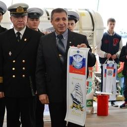 Экипажу парусника вручен вымпел «Российский посол». Фото пресс-службы КГТУ.