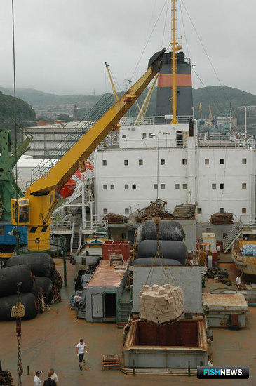 В порту производится только загрузка тары на борт и выгрузка готовой продукции