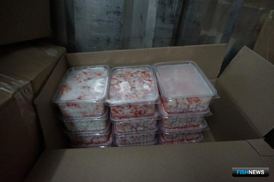 Также в цеху нашли упаковки с крабовым мясом. Фото пресс-группы Пограничного управления ФСБ России по Приморскому краю