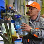 Главный инженер Михаил ГЕУТ демонстрирует производственный процесс. Фото – Алина САБИТОВА, РИА «Сахалин – Курилы»
