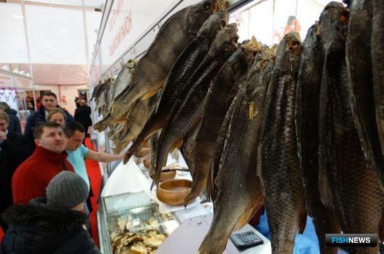 Речная рыба на одном из рынков ХМАО-Югры. Если продукт плохо обработан, покупатель рискует заразиться, например, описторхозом. Фото с сайта ugra.aif.ru