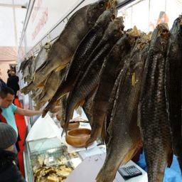 Речная рыба на одном из рынков ХМАО-Югры. Если продукт плохо обработан, покупатель рискует заразиться, например, описторхозом. Фото с сайта ugra.aif.ru
