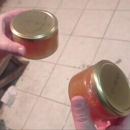 В Подмосковье фальсифицировали красную и черную икру в промышленных масштабах. Кадр оперативной съемки