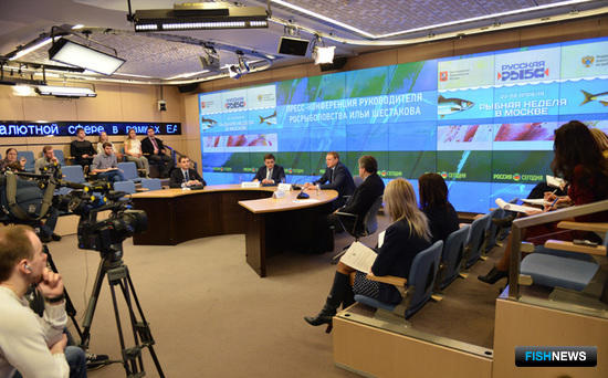 Пресс-конференция, посвященная вопросам продвижения российской рыбной продукции на отечественном рынке. Фото пресс-службы Росрыболовства.