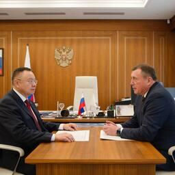 Министр строительства и ЖКХ Ирек ФАЙЗУЛЛИН и губернатор Сахалинской области Валерий ЛИМАРЕНКО. Фото пресс-службы правительства региона