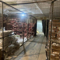 По данным правоохранителей, сообщники хранили продукцию в строящемся частном доме на окраине Якутска. Фото пресс-службы МВД по Республике Саха (Якутия)