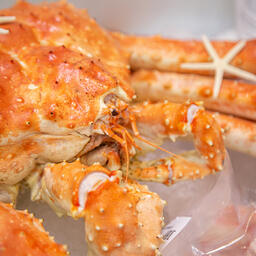 Россия в 2024 году сохранила лидерство на мировом рынке краба, рассказали в ВАРПЭ