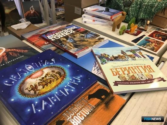 В книжной лавке предлагалось 10 красочных изданий о Камчатке. Фото пресс-службы правительства региона
