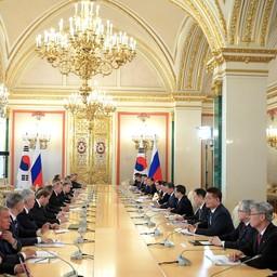 Российско-корейские переговоры в расширенном составе. Фото пресс-службы Кремля